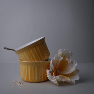 Gule & Hvide Ramekin Skåle, 2 stk.