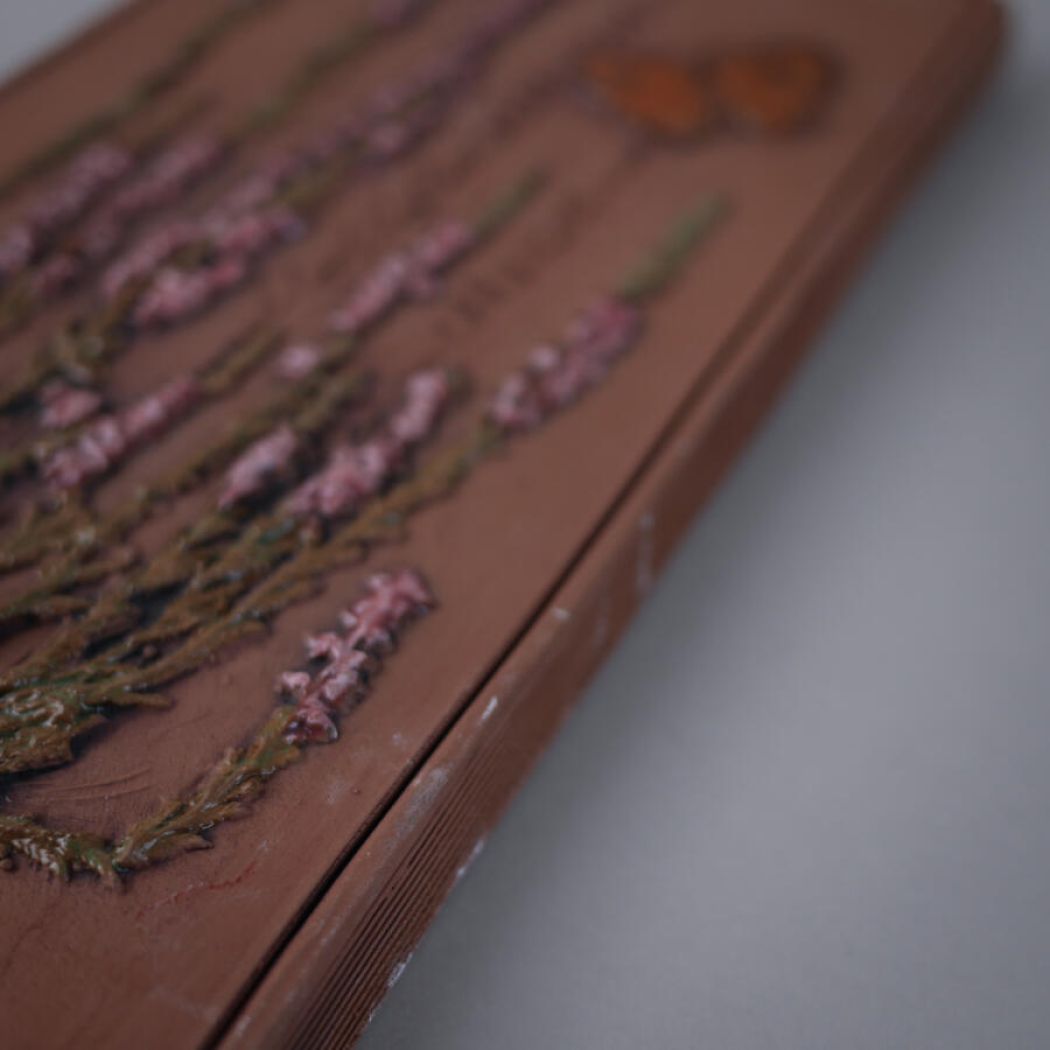 Mokka Farvet Relief med Blomster og Sommerfugl 3