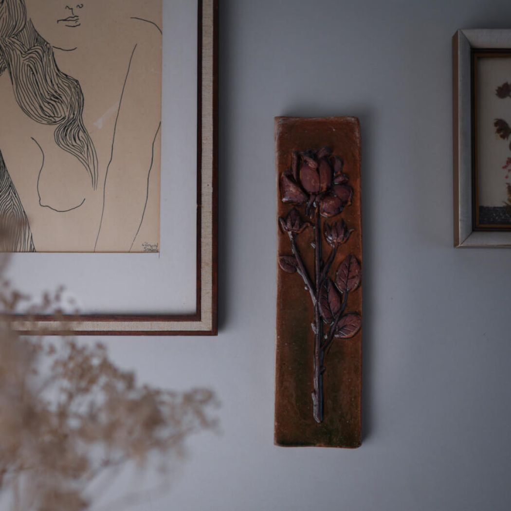 Aflangt Brunt Relief med Blomst