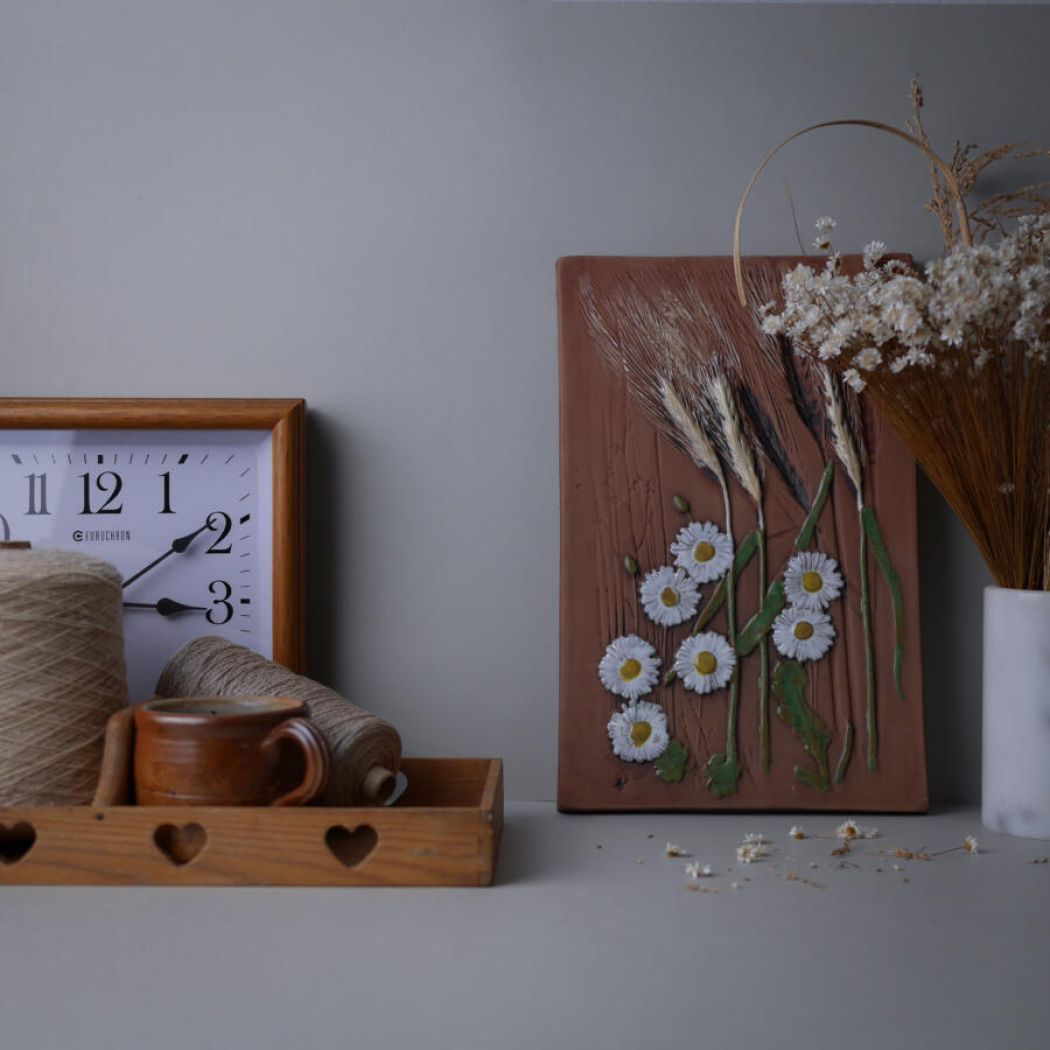 Stort Relief med Hvide Blomster & Strå