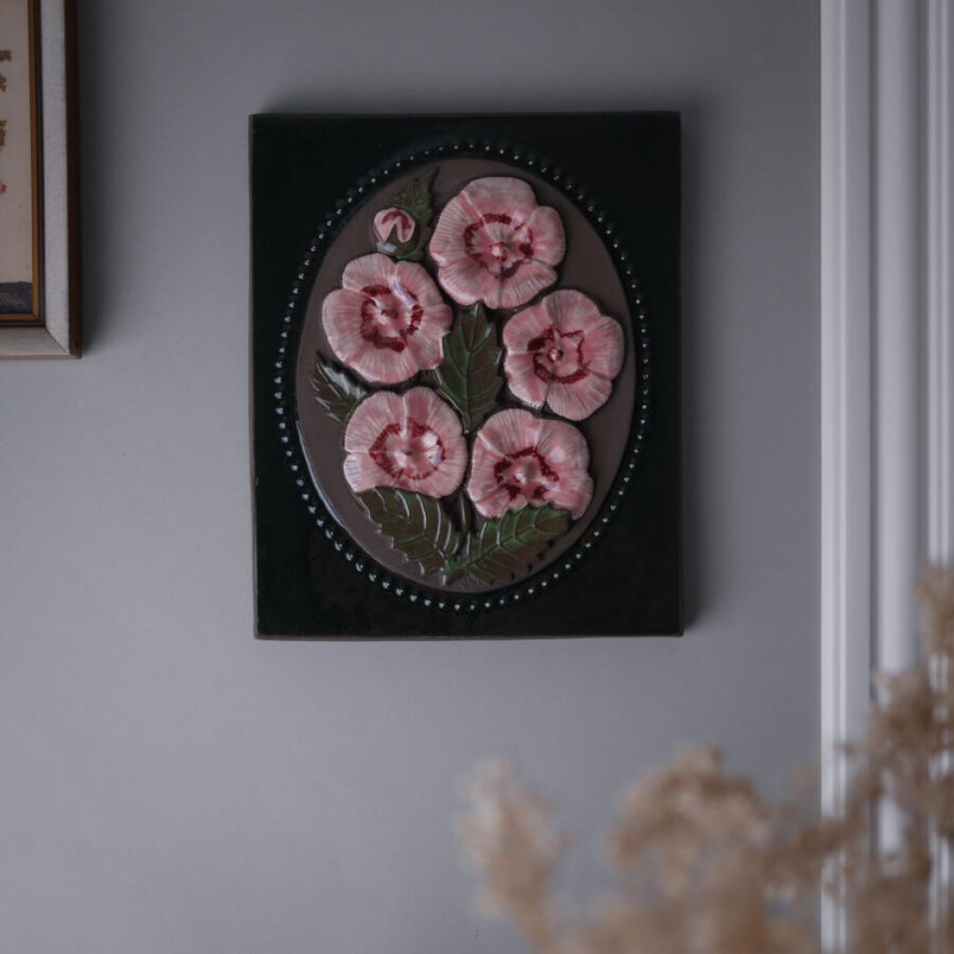 Grønt Relief med Lyserøde Blomster