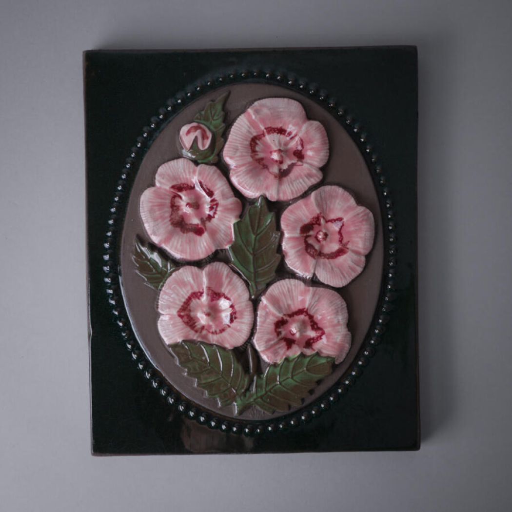 Grønt Relief med Lyserøde Blomster 1