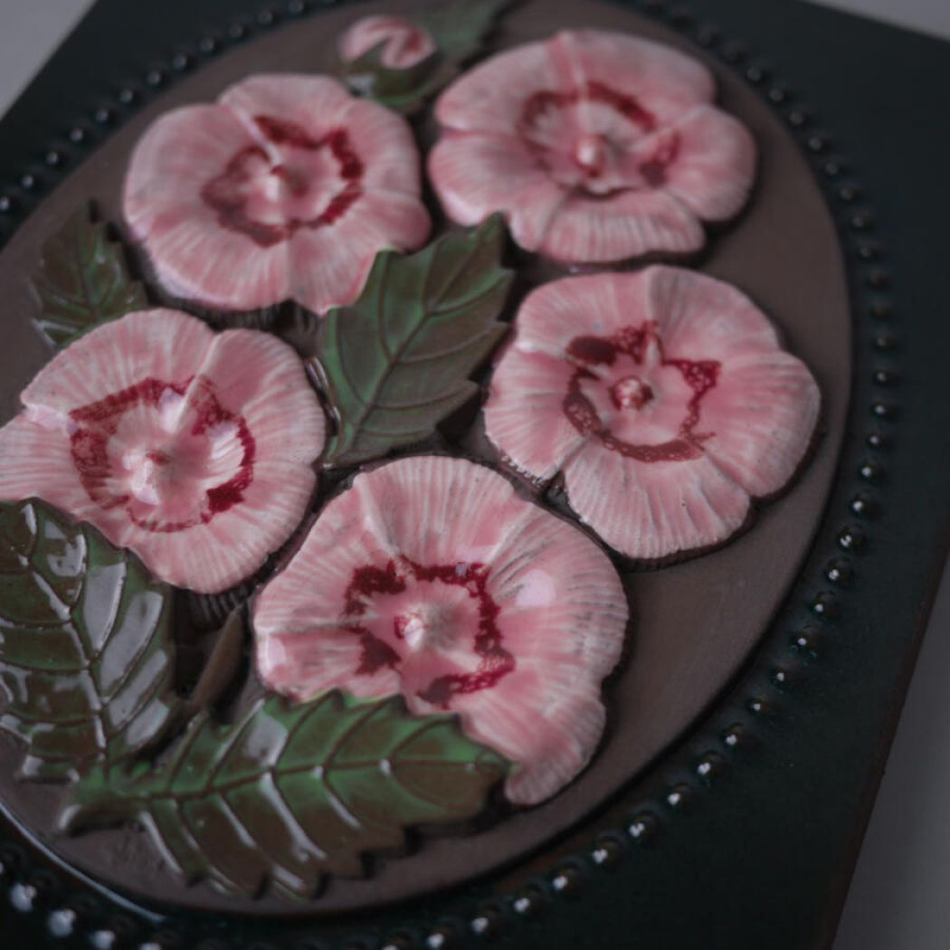 Grønt Relief med Lyserøde Blomster 2