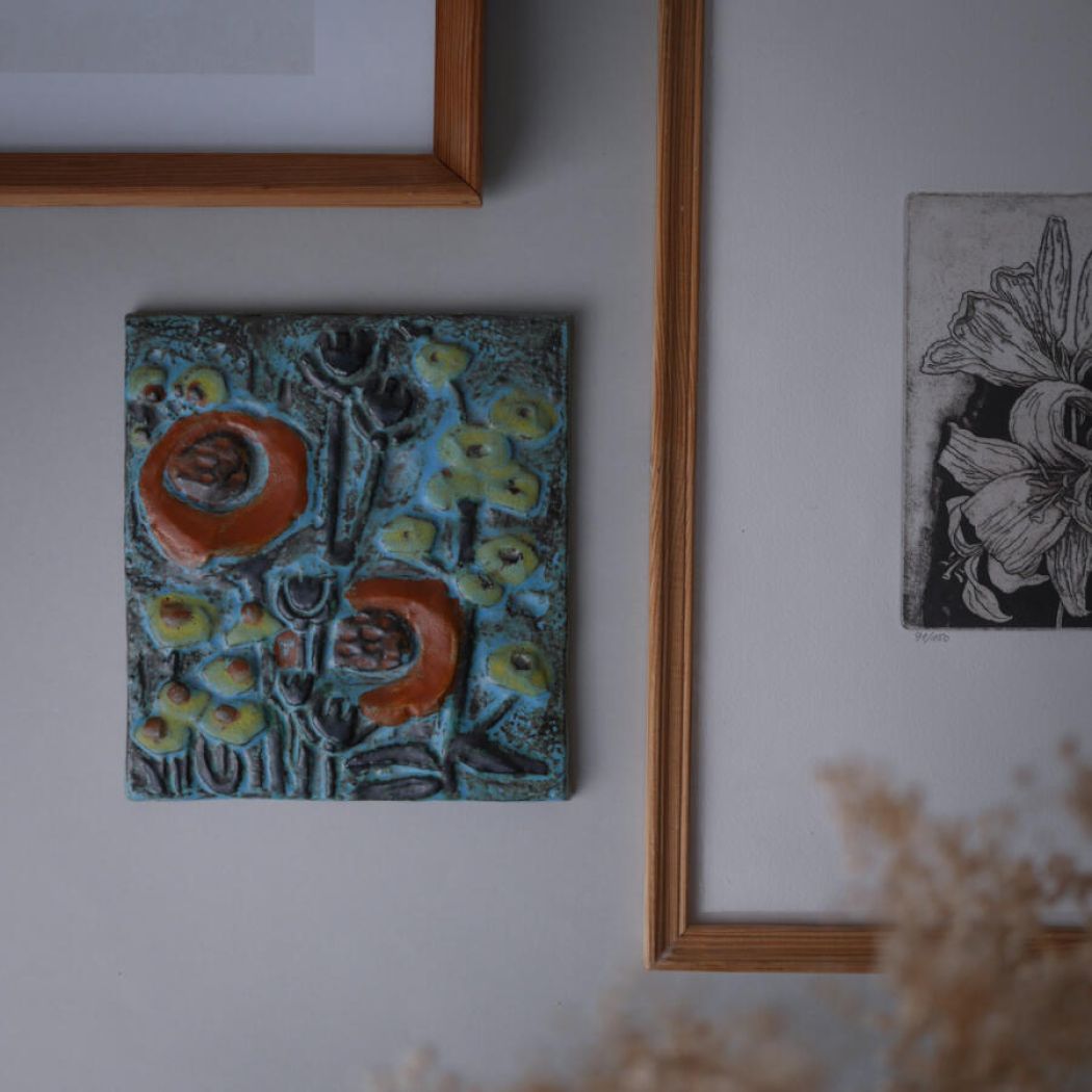 Lyseblåt Relief med Gule & Orange Blomster