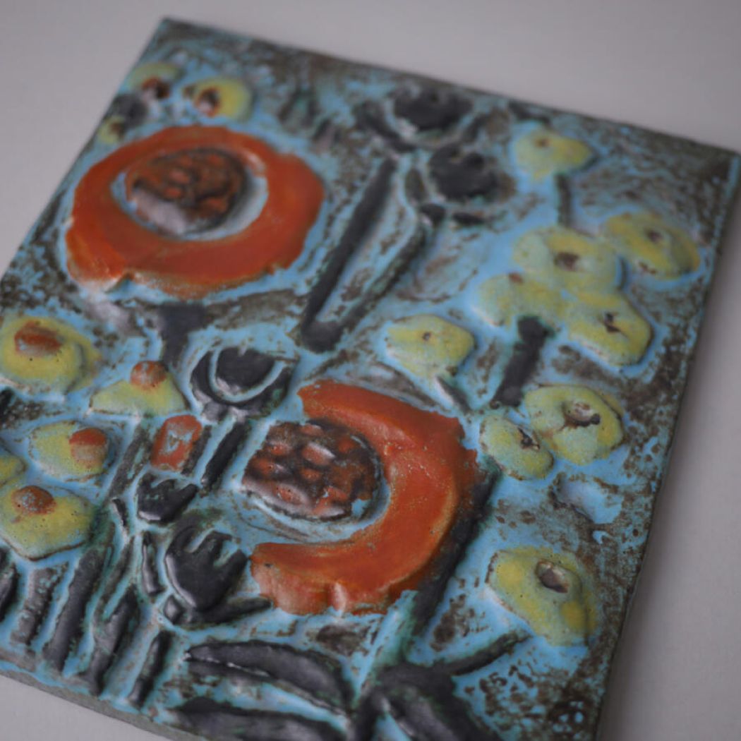 Lyseblåt Relief med Gule & Orange Blomster 2