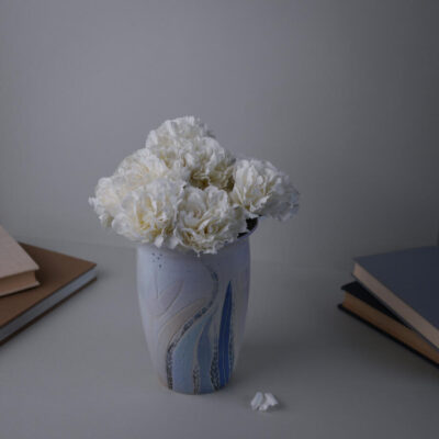 Lys Keramikvase med Pastel Tulipaner