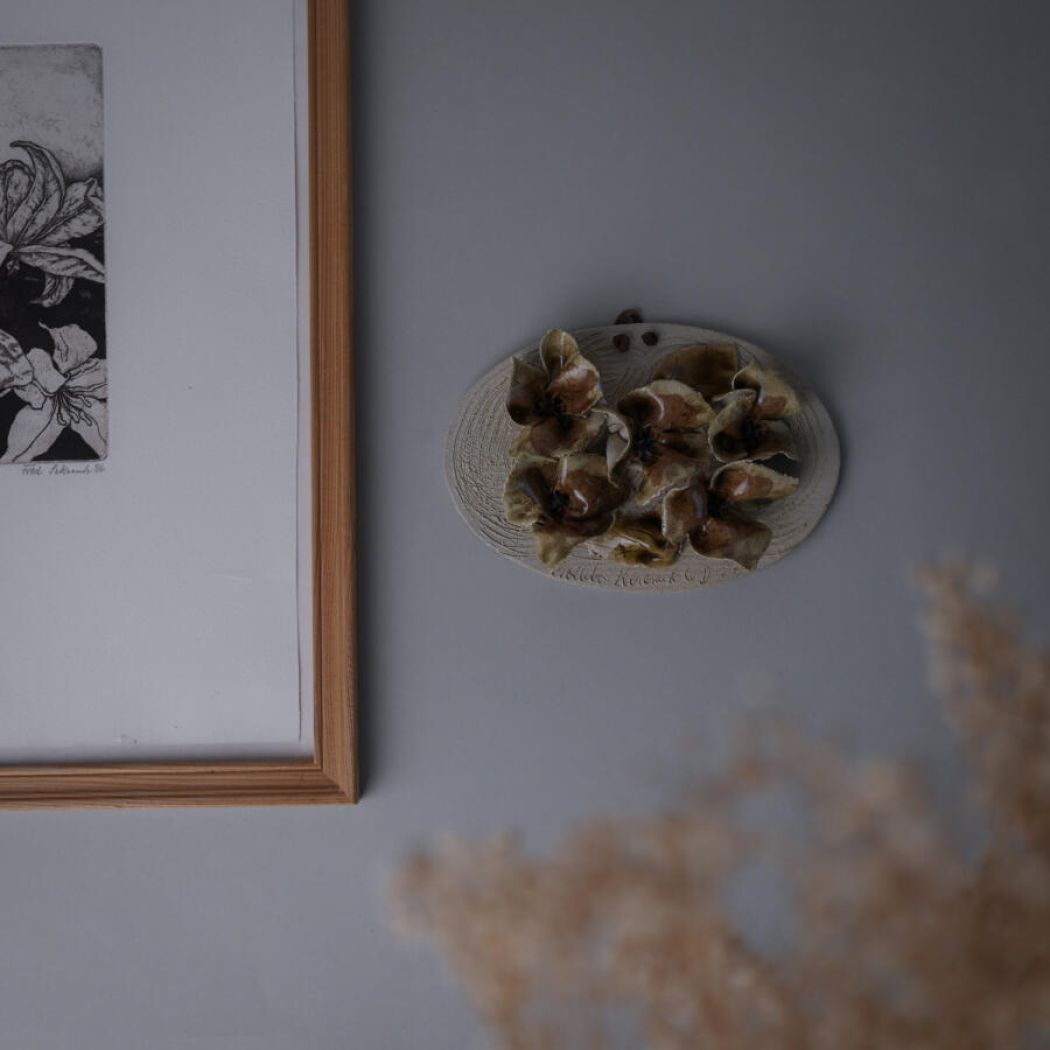 Beige Relief med Blomster