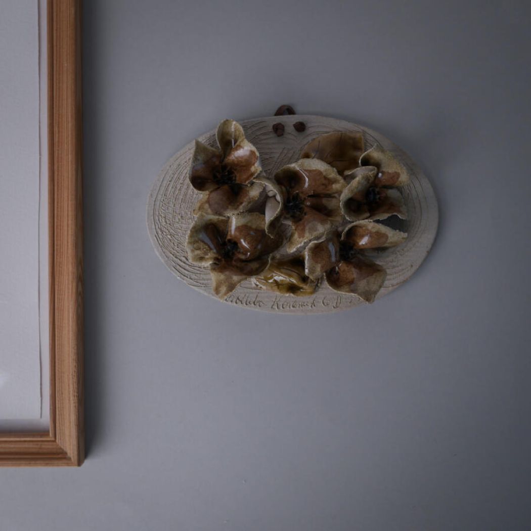 Beige Relief med Blomster 1