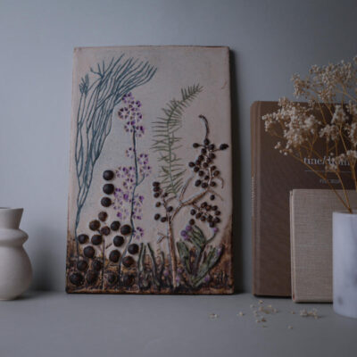 Højt Beige Relief med Vilde Blomster