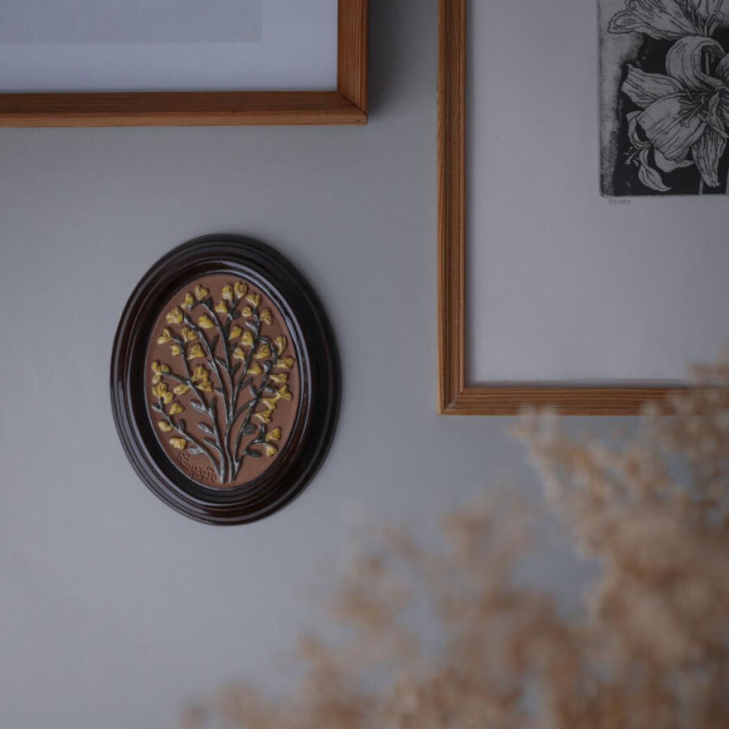 Ovalt Relief med Gule Blomster