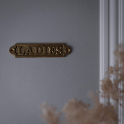 Gammeldags toilet skilt i Messing "Ladies"