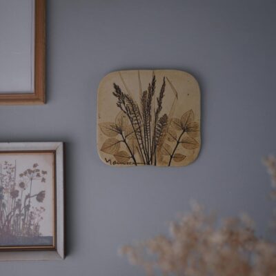 Beige Relief med Trykte Blomster