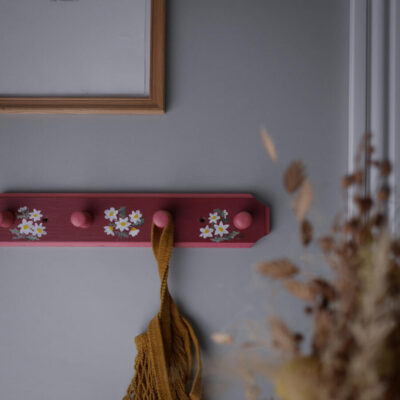 Lyserød Knage med Håndmalede Blomster