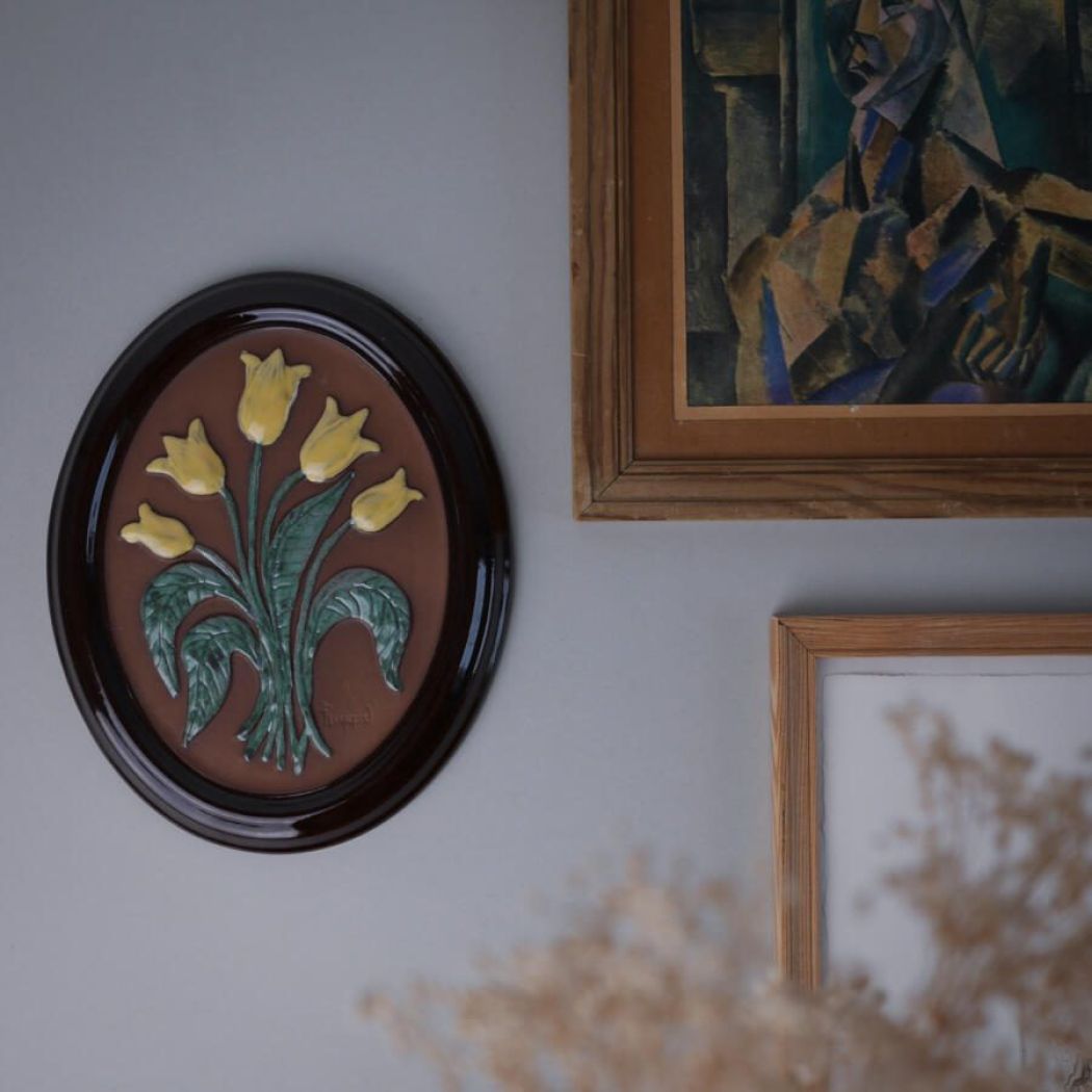 Ovalt Relief med Brun Ramme & Gule Blomster