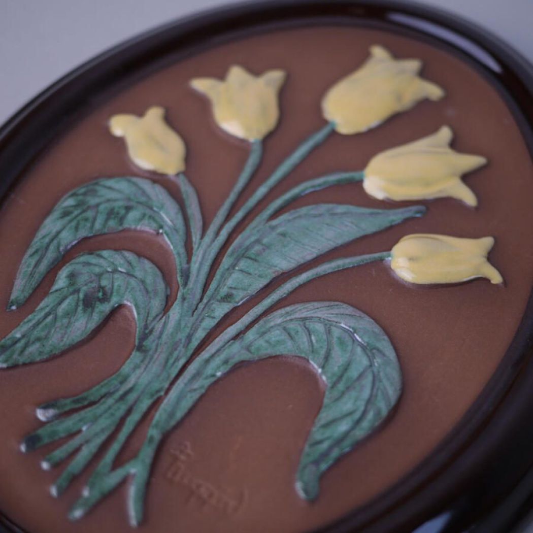 Ovalt Relief med Brun Ramme & Gule Blomster 2