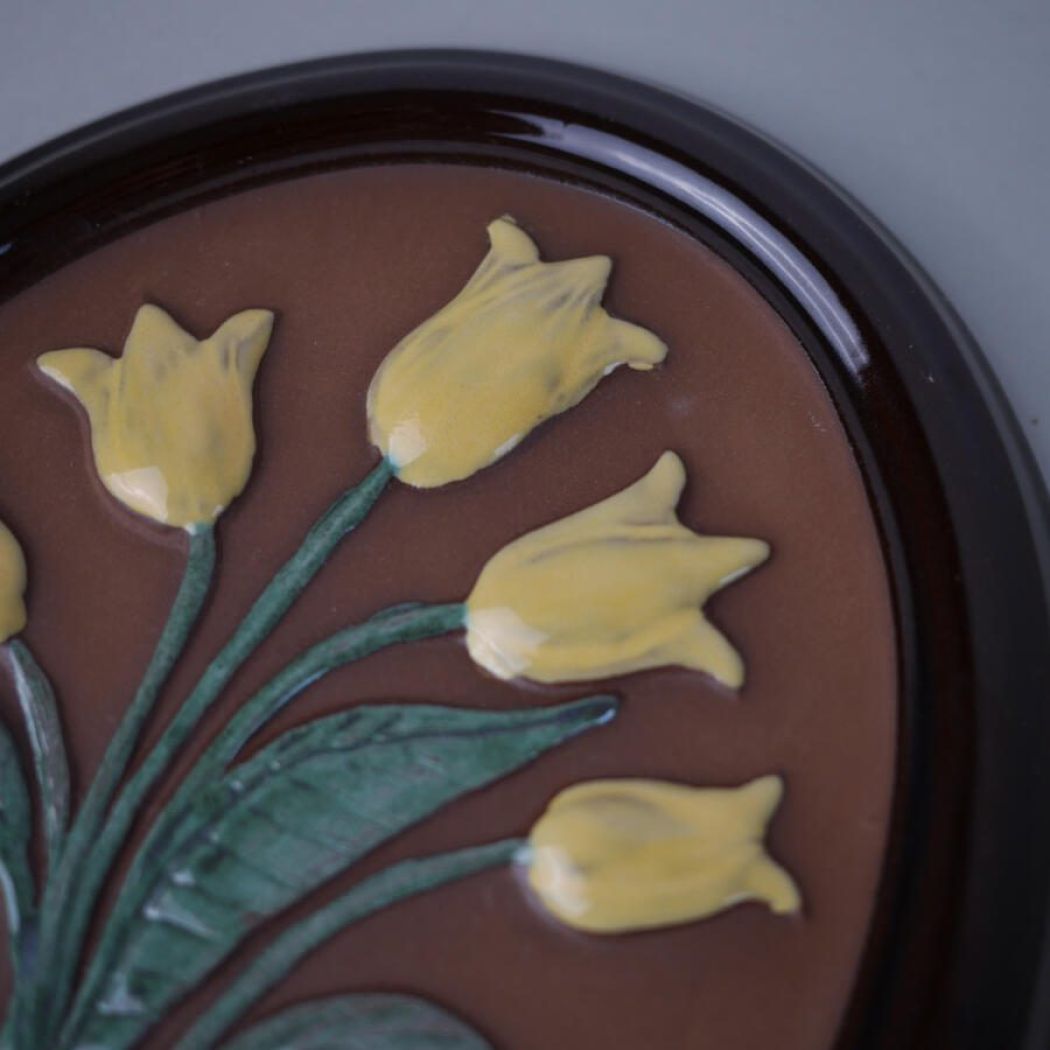 Ovalt Relief med Brun Ramme & Gule Blomster 3