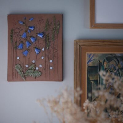 Brun Relief med Lyseblå Klokkeblomster