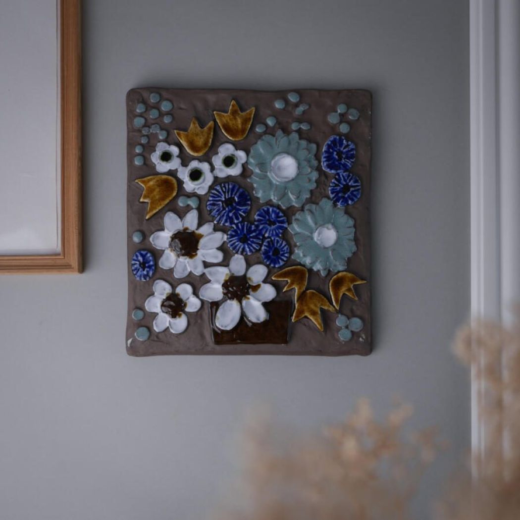 Rustikt Relief med Blå & Hvide Blomster