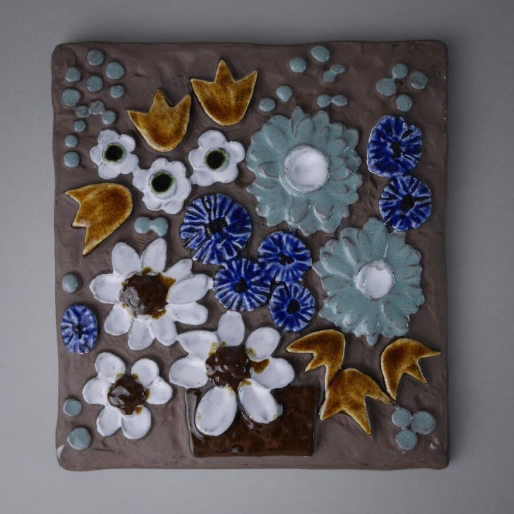 Rustikt Relief med Blå & Hvide Blomster 1