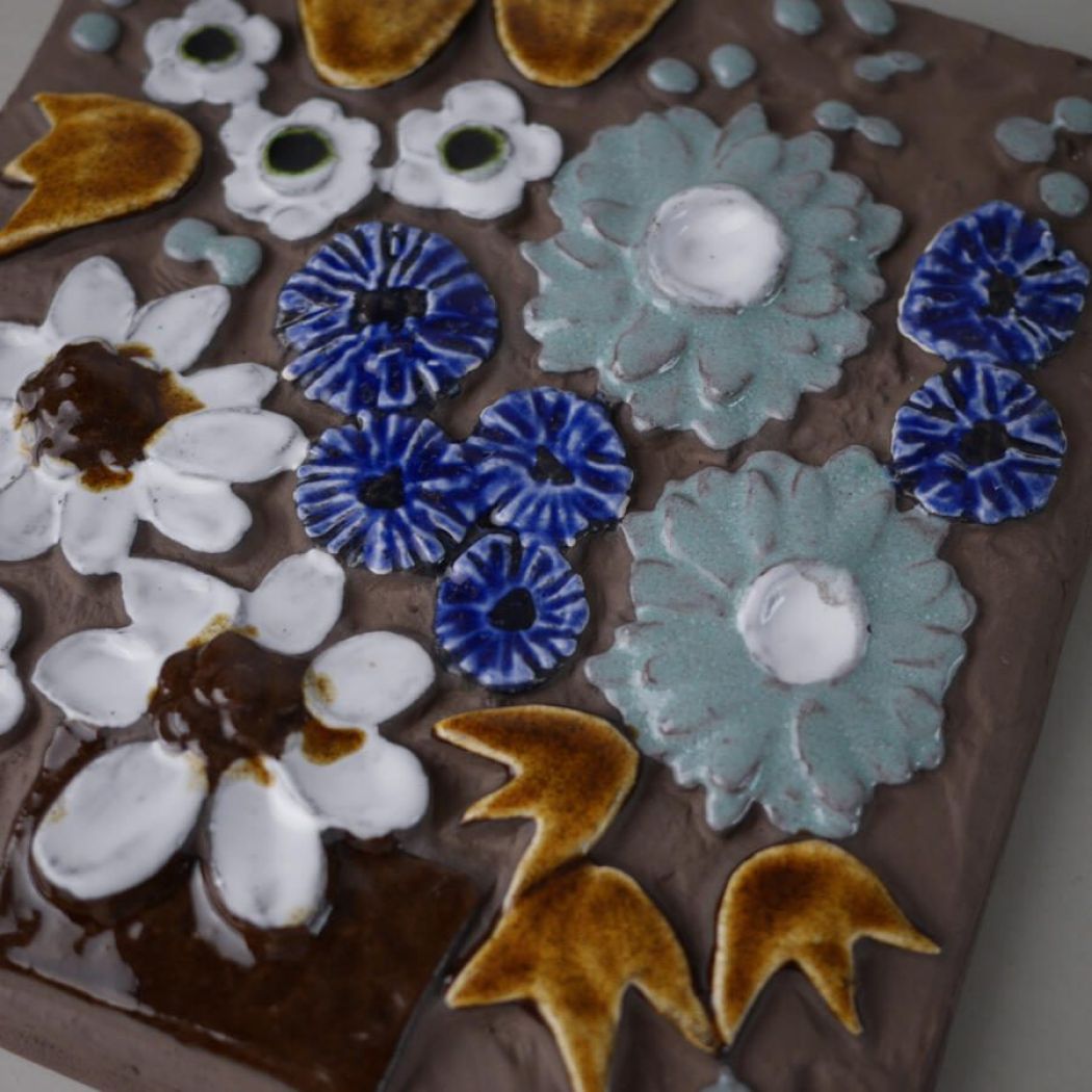 Rustikt Relief med Blå & Hvide Blomster 2