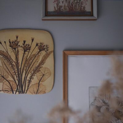 Stort Gult Relief med Trykte Blomster