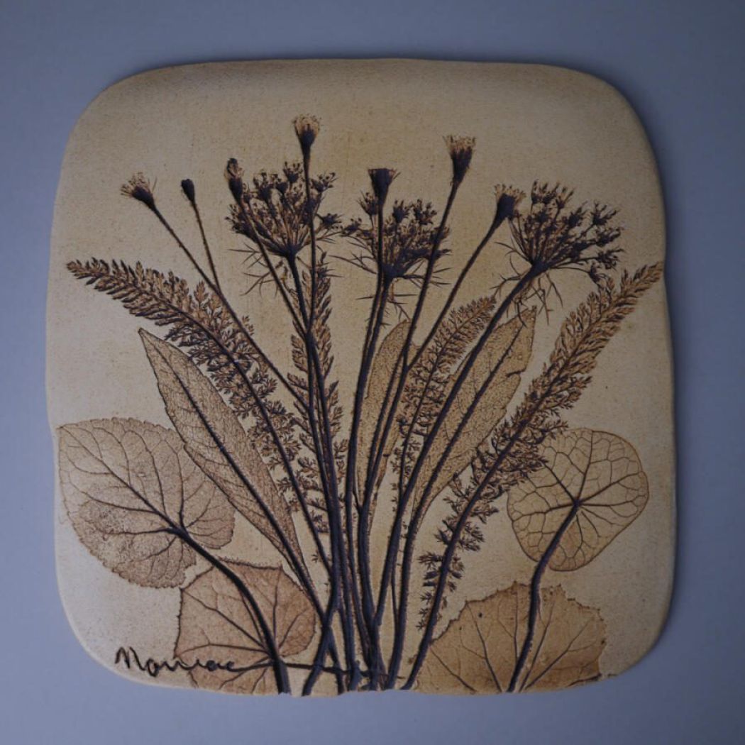 Stort Gult Relief med Trykte Blomster 1