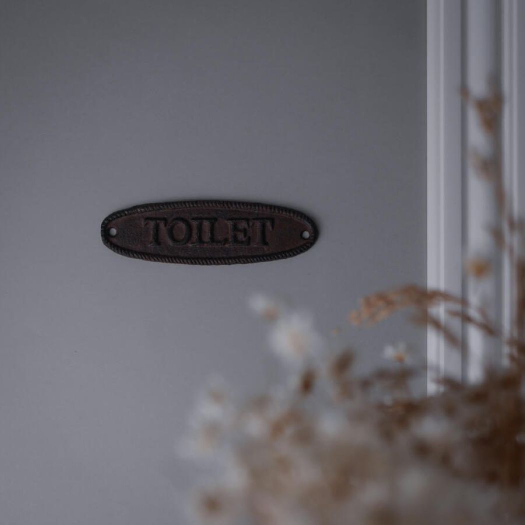 Rustikt Toiletskilt i Metal