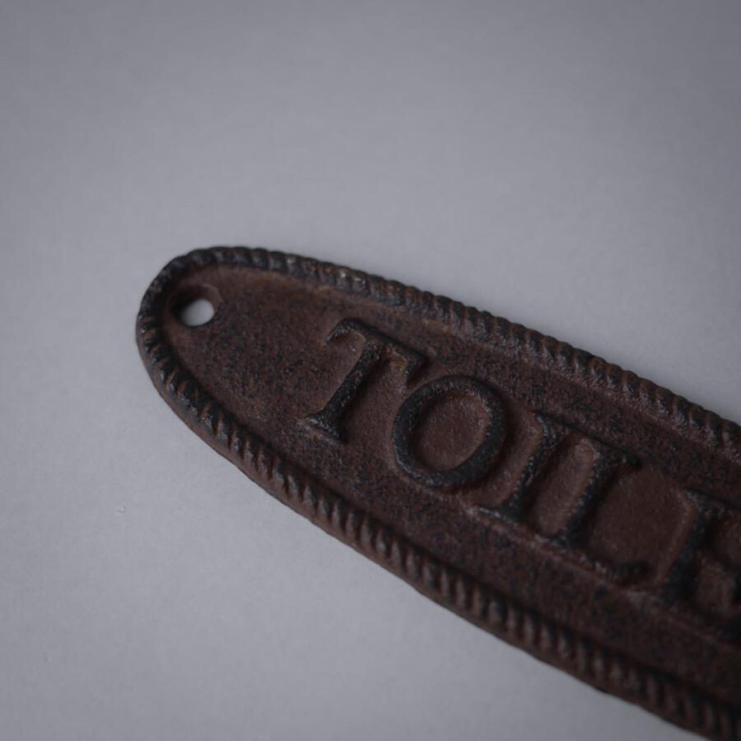 Rustikt Toiletskilt i Metal 2