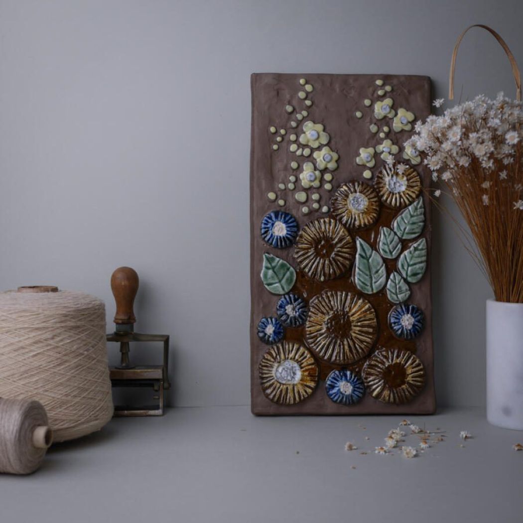 Højt Relief med Blomstermotiver