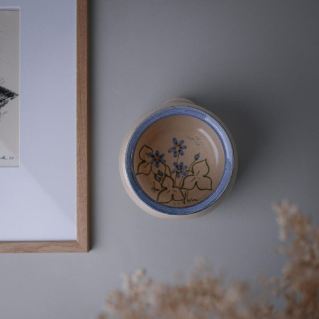 Vægstage med Blå Blomster