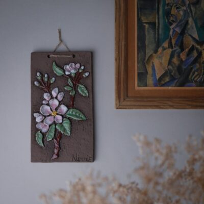Brunt Keramik Relief med Lyserøde Blomster