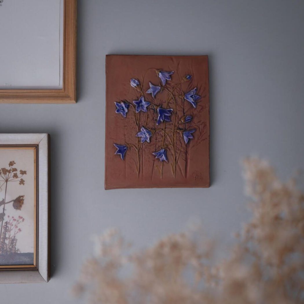 Lille Brunt Relief med Lilla Blomster
