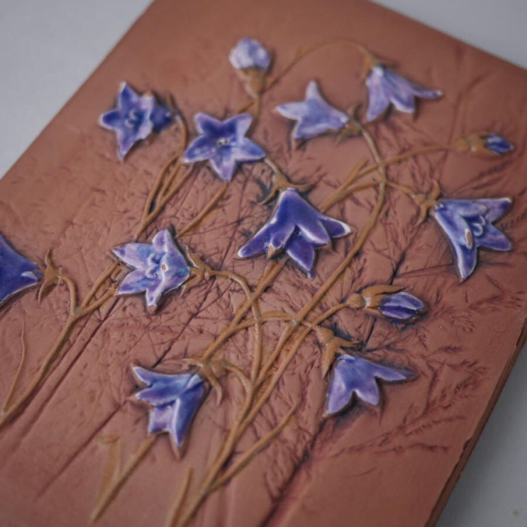 Lille Brunt Relief med Lilla Blomster 2