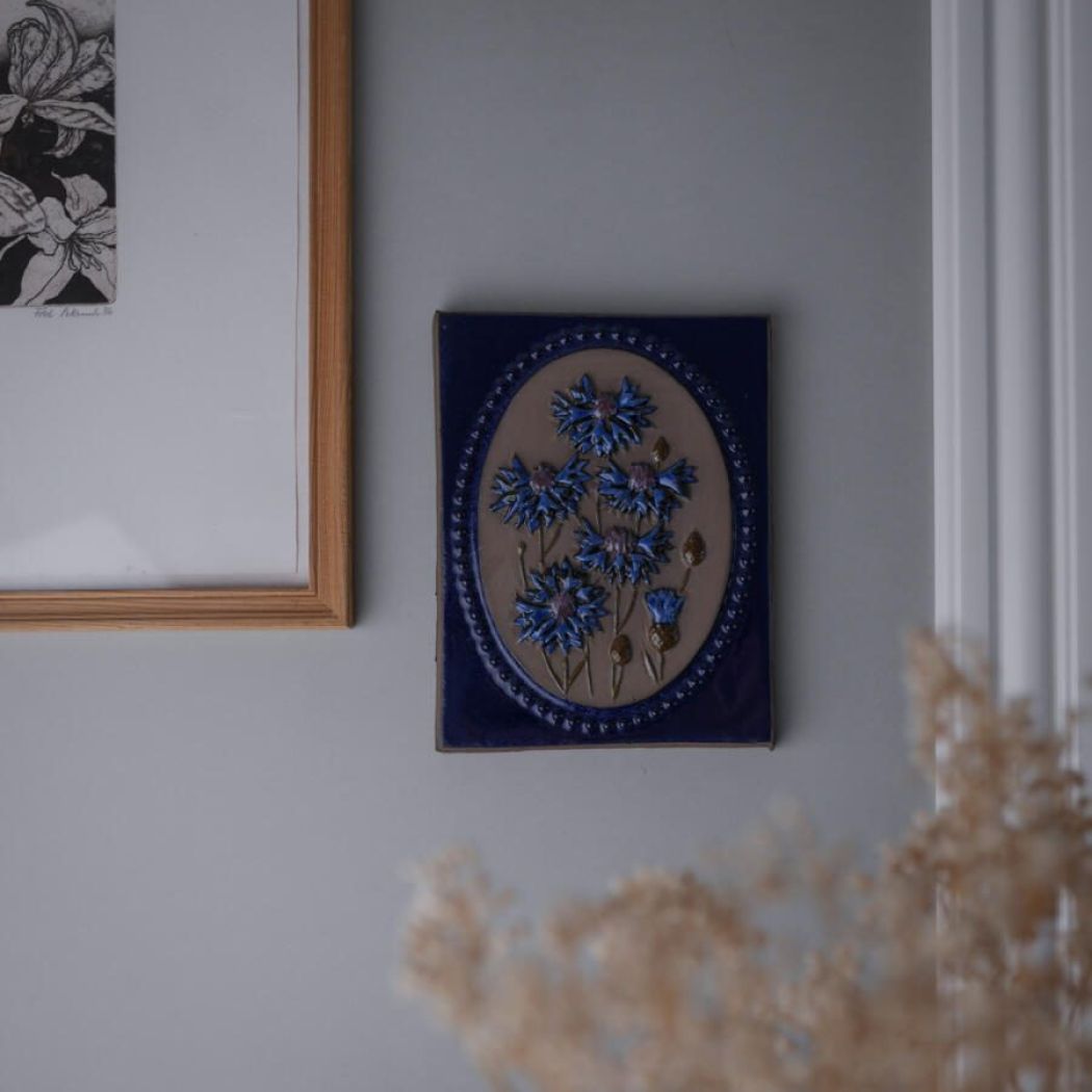 Blå Relief med Blå Blomster