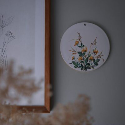 Rund Hvid Platte med Gule Blomster