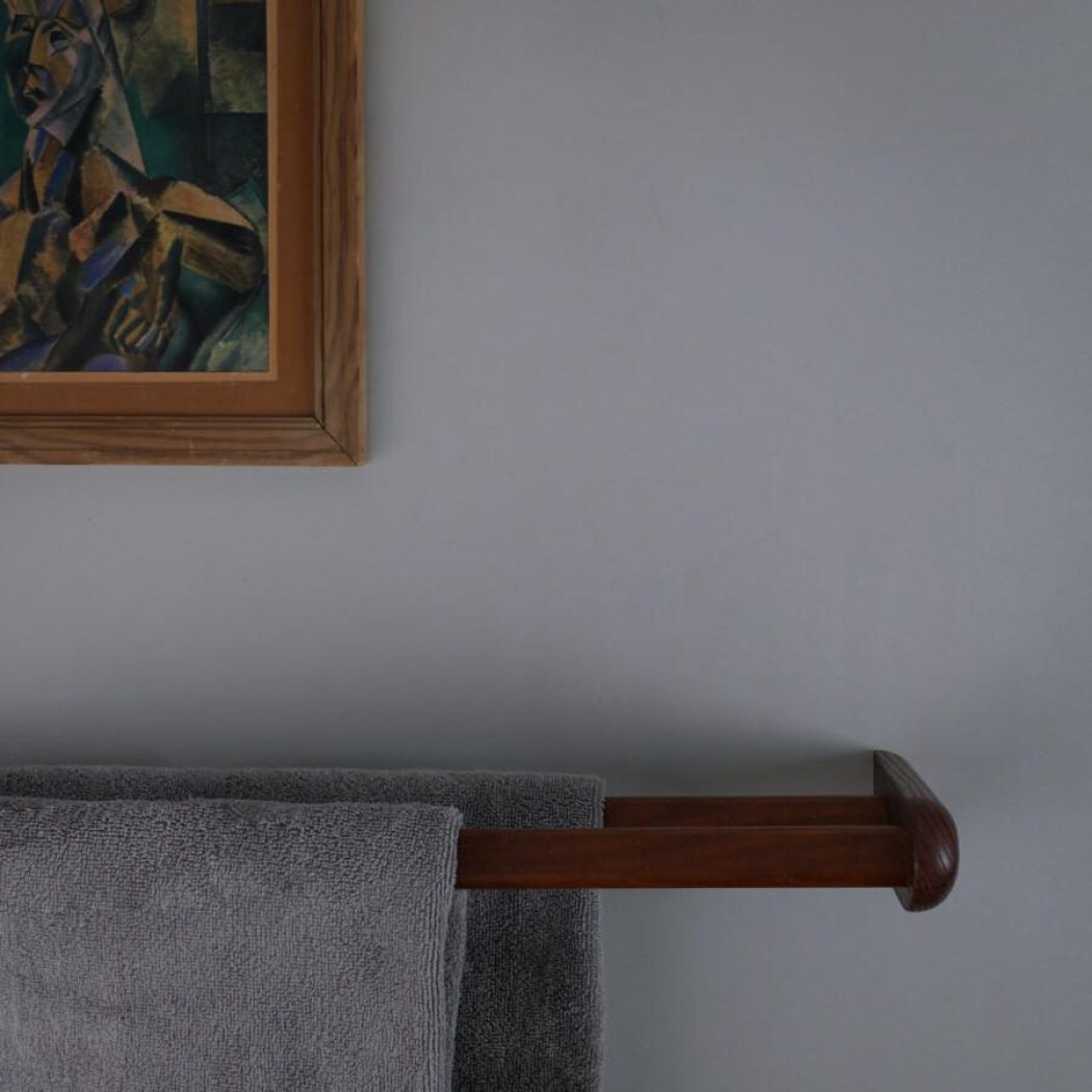 Mørk Håndklædeholder i Egetræ