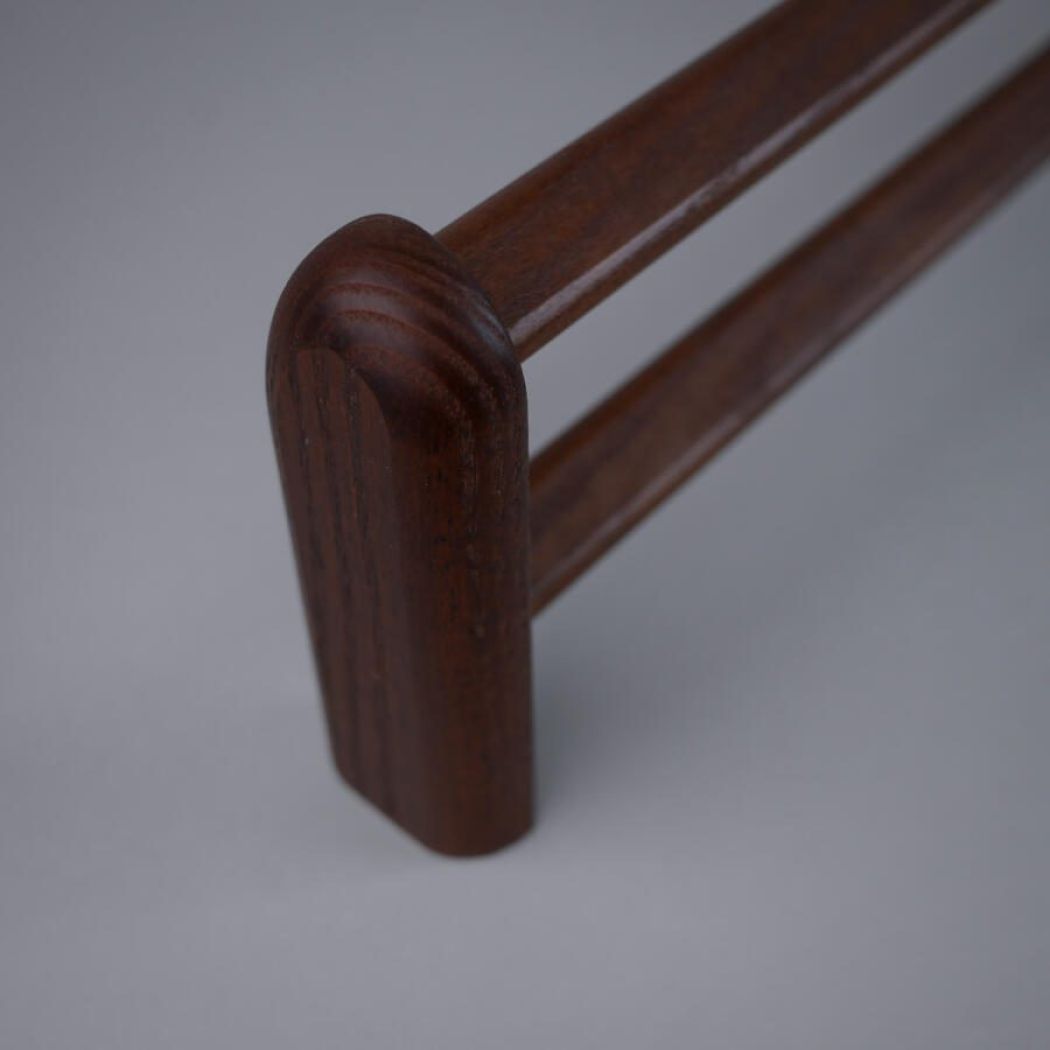 Mørk Håndklædeholder i Egetræ 2