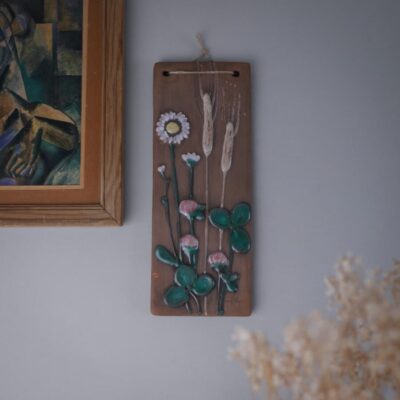 Smalt Brunt Relief med Blomster