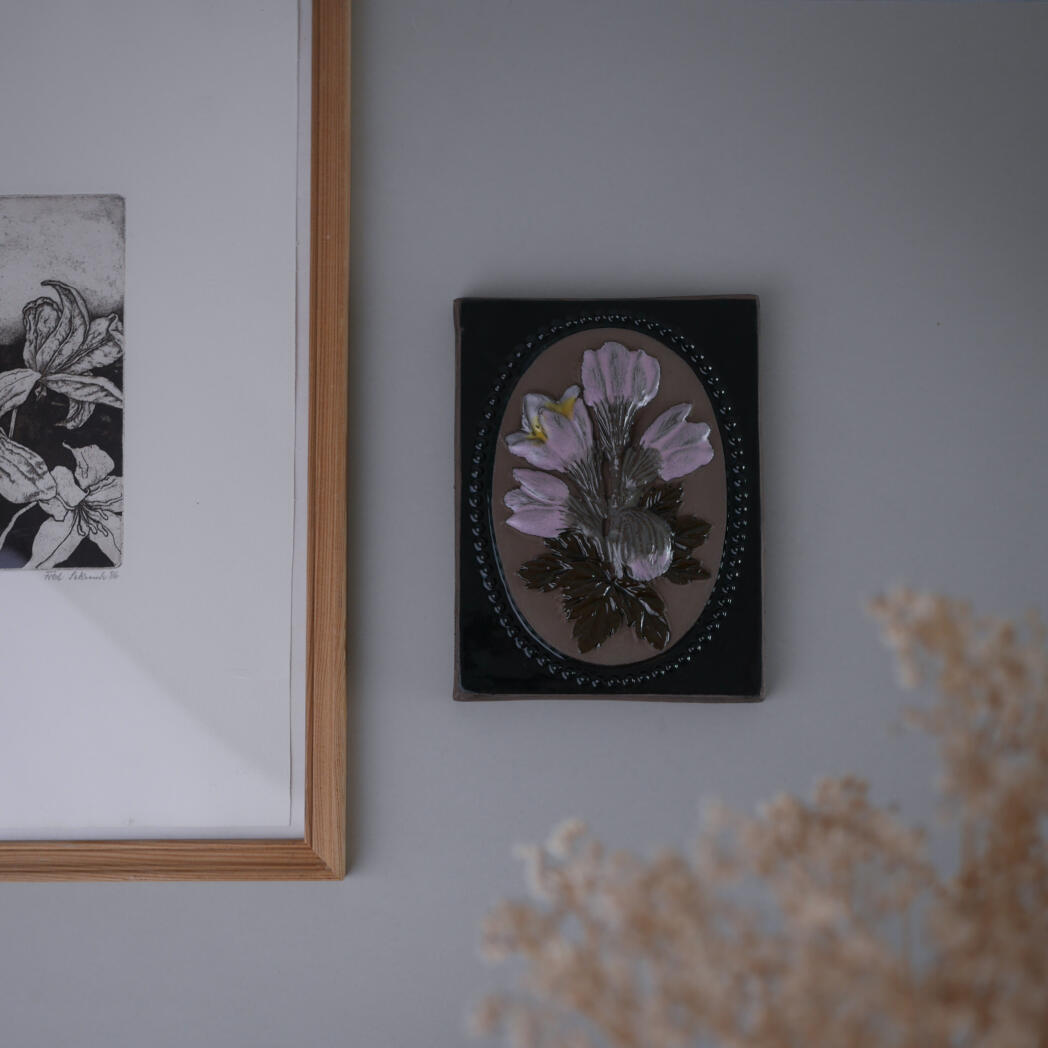 Grønt Relief med Lyselilla Blomster