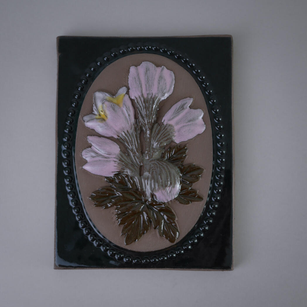 Grønt Relief med Lyselilla Blomster 1