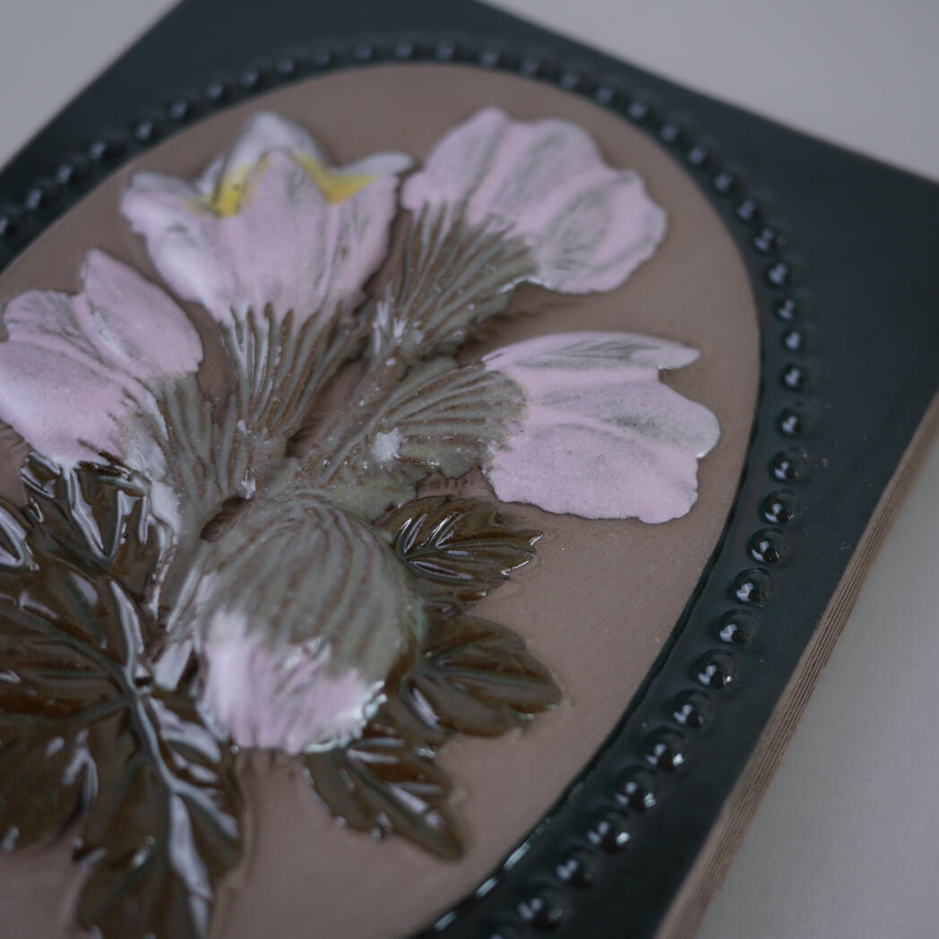 Grønt Relief med Lyselilla Blomster 2
