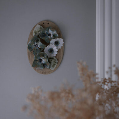Beige Relief med Grønne & Hvide Blomster