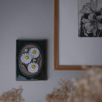 Grønt Relief med Hvide Blomster