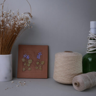 Brunt Relief med Blå Blomster