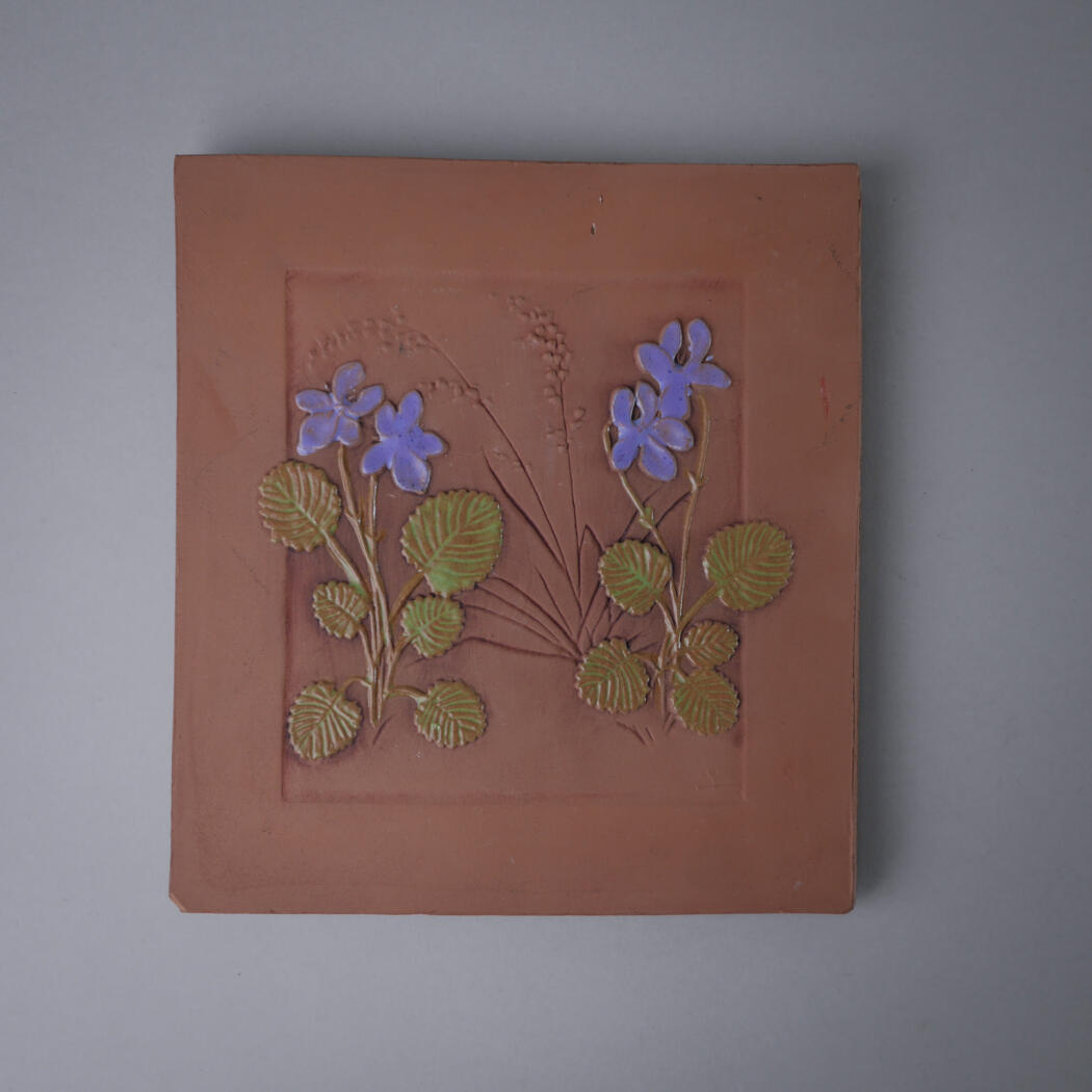 Brunt Relief med Blå Blomster 1