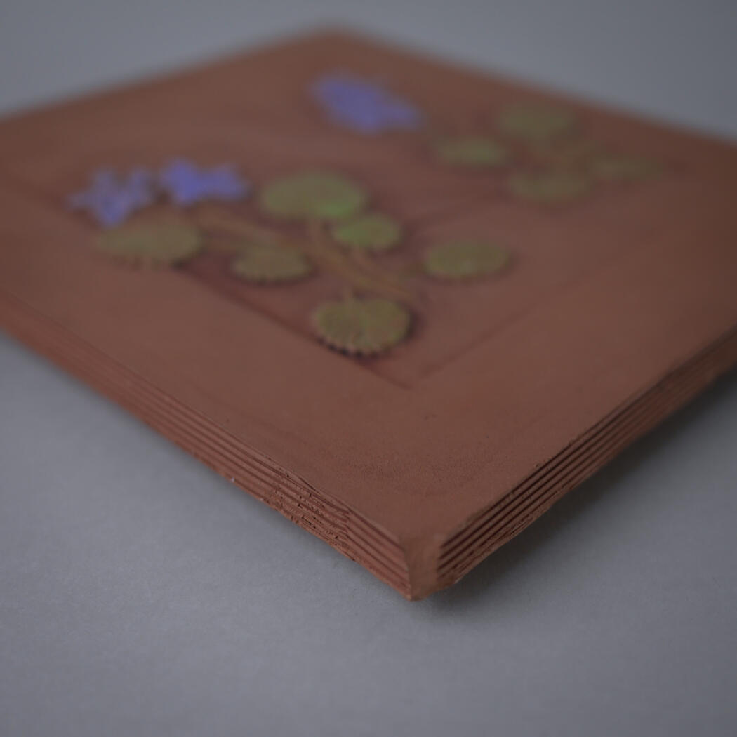 Brunt Relief med Blå Blomster 3