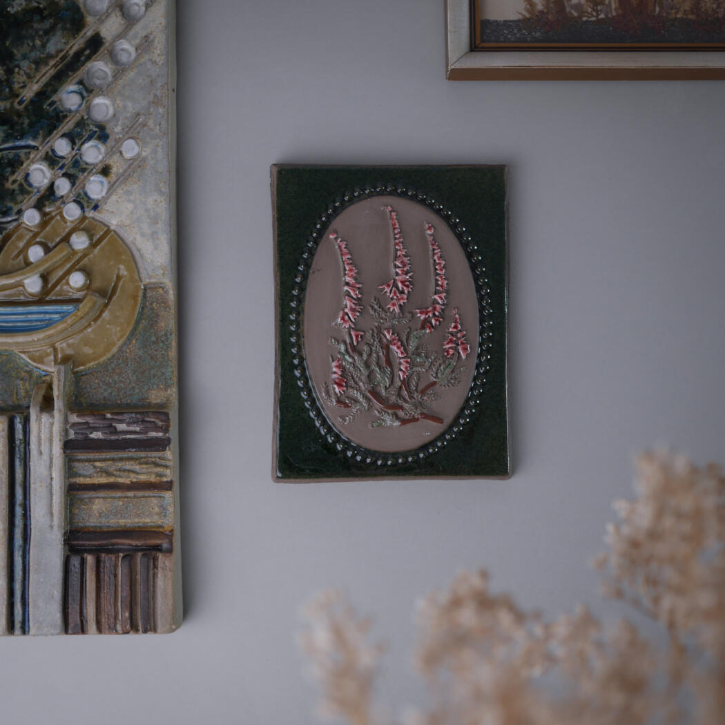 Grønt Relief med Rosa Blomster