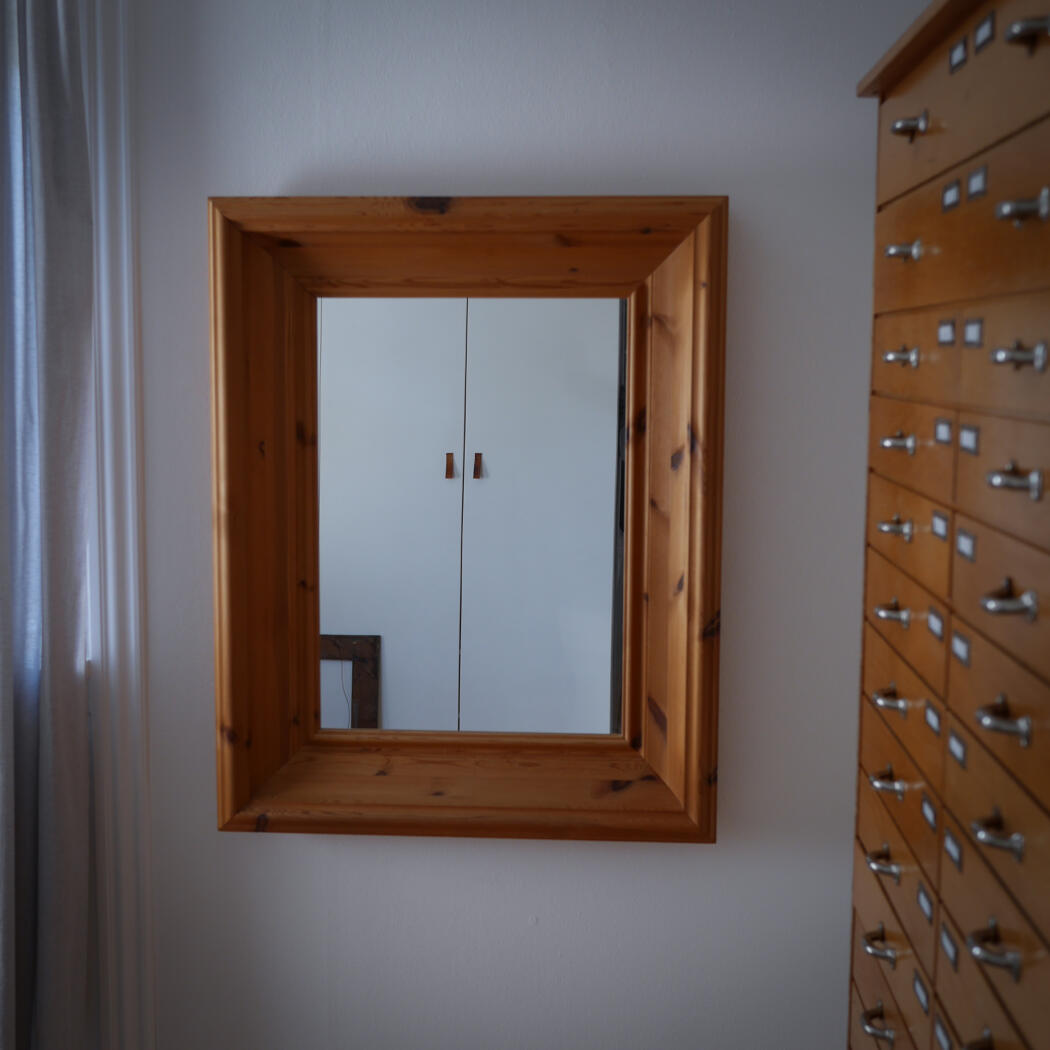 Storslået Træ Spejl med Flotte Udskæringer