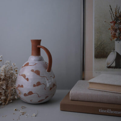 Lys Pyntevase med Beige Motiver