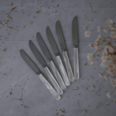 Hvide Knive med Perlemorsskafter, 6 stk.